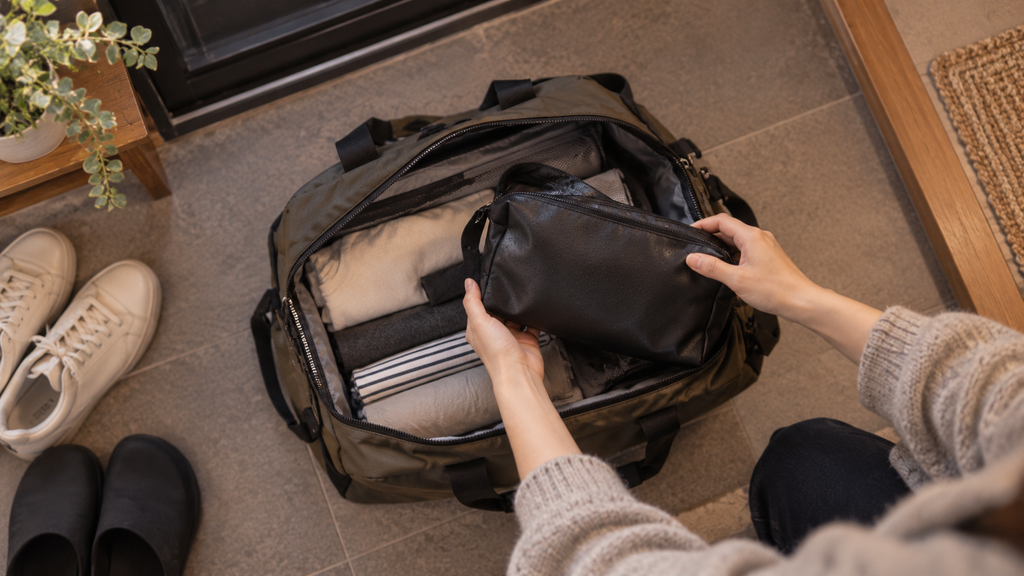 帰宅後すぐにNestrayトイレタリーバッグを開けて濡れた洗面用具を出す様子